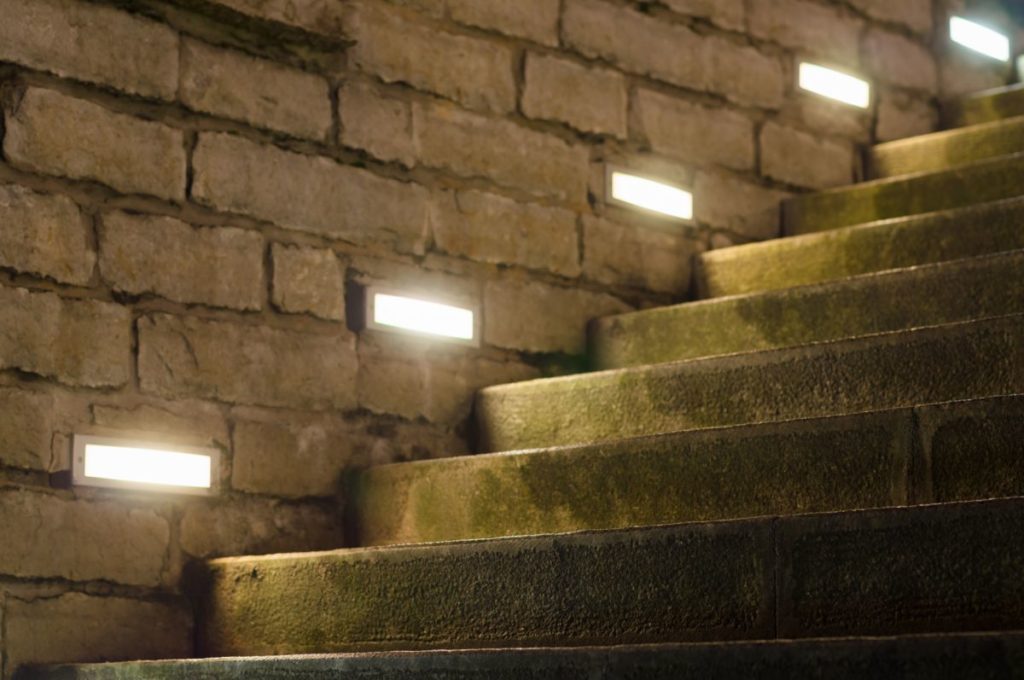 Punktowe boczne podświetlenie LED schodów kamiennych