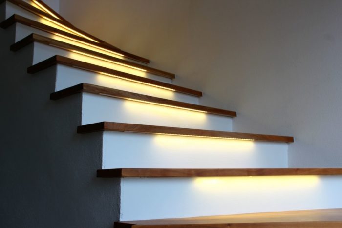 smartLEDs - Oświetlenie schodów - Podświetlenie stopni schodów taśmą LED - kolor biały