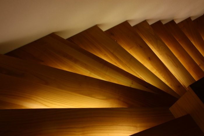 smartLEDs - Drewniane schody. Oświetlenie schodów: stopnie schodowe podświetlone taśmą LED.