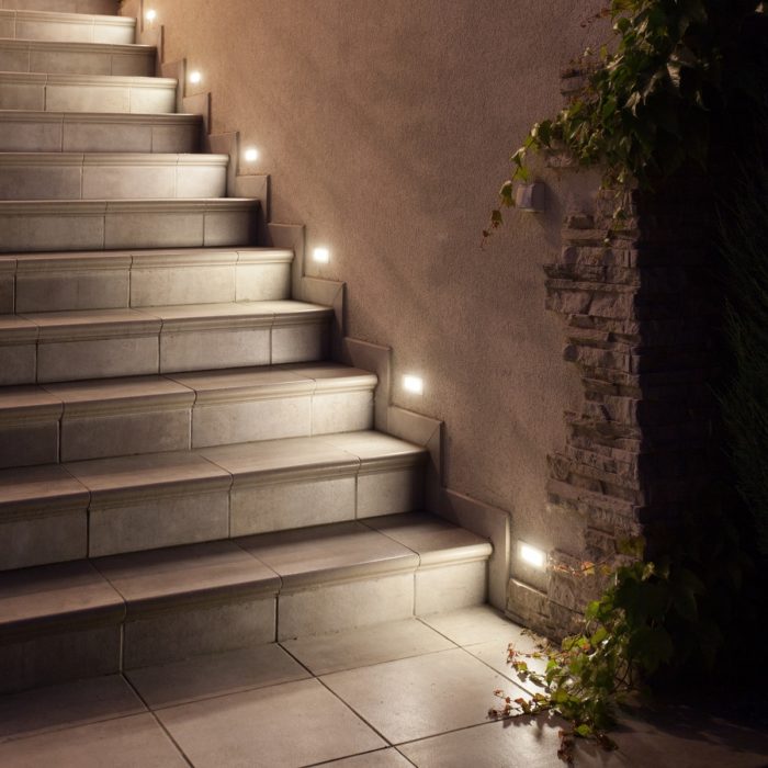 smartLEDs - Luksusowe kamienne schody - Delikatne boczne podświetlenie LED schodów