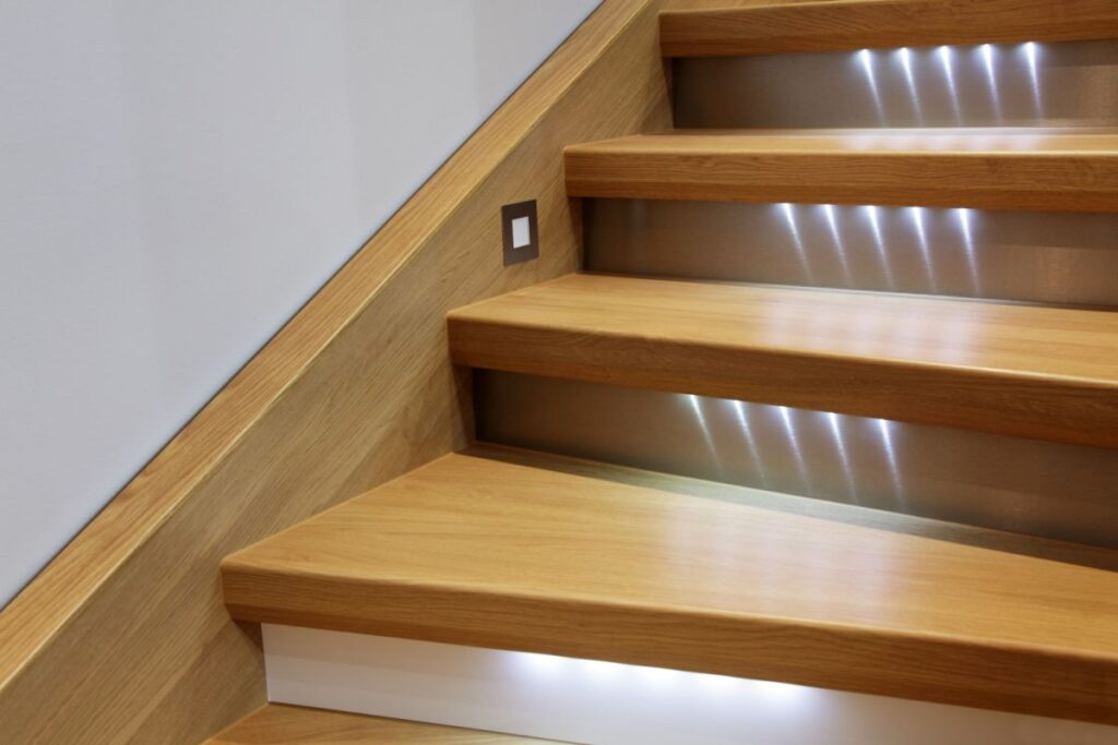Oswietlenie LED stopni schodowych w podstopnicy